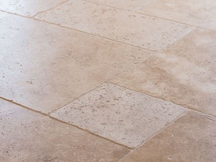 Travertin Medium, natuurstenen vloer in gemengde binding