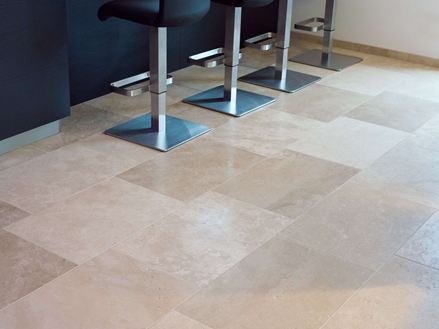 Barkruk op travertin Medium Line