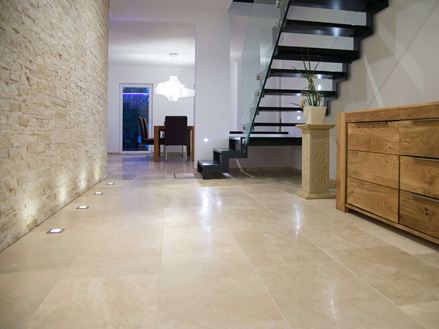 Entree met Medium Line travertin tegels
