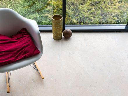 Schommelstoel op Medium Line travertin tegels