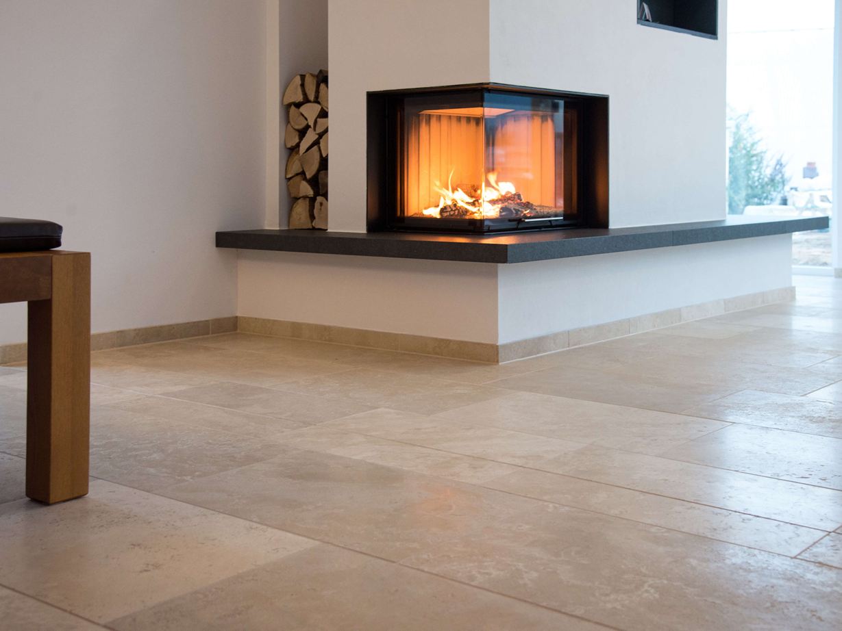 Open haard kamer met Medium Line travertin vloeren