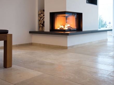 Open haard kamer met Medium Line travertin vloeren