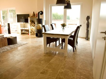 Klantenfoto: Rustieke tegels van travertin gelegd in de eet- en woonkamer