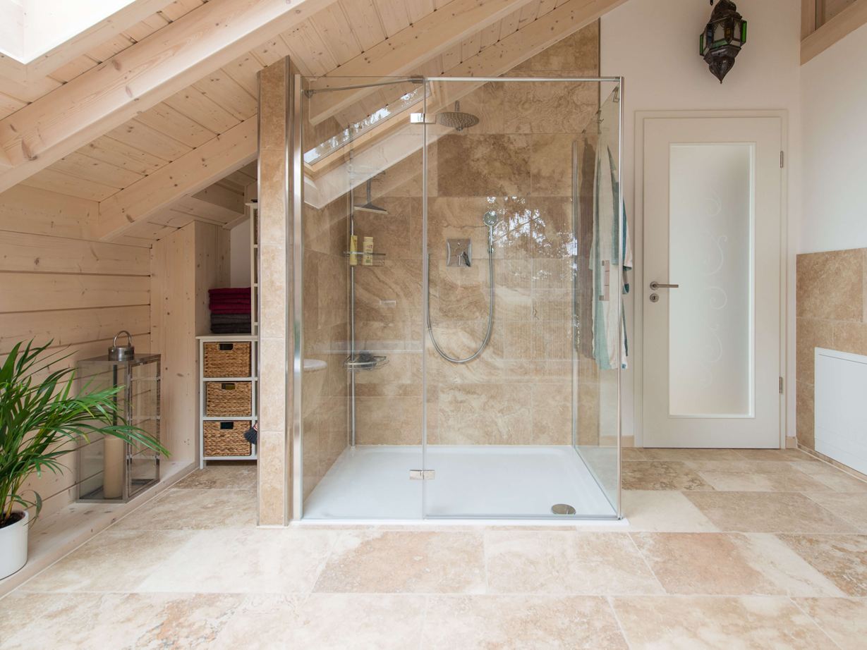 Travertin Rustieke tegels in de badkamer met douche