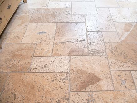 Rustieke travertinvloer in Romeins verband