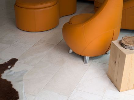 Moderne meubels op Vanilla Rustica travertin