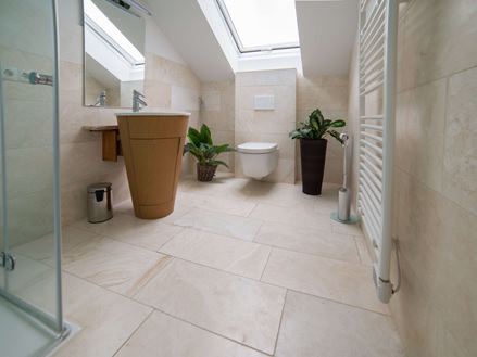 Travertin Vanille Rustica badkamer