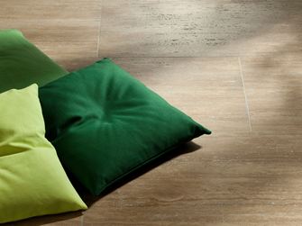 Tegels Travertin Notenhout geborsteld en geschuurd met drie groene kussens