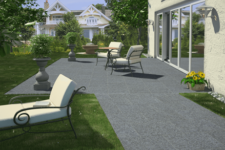 Terras met basaltplaten en modern meubilair, groene tuin aan de linkerkant