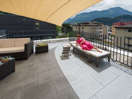 Zonnig terras met Mundo Grey granieten platen