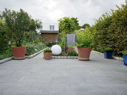 Mundo grijs granieten terras met uitzicht op de tuin