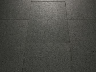 Close-up van gelegd Padang Dark graniet