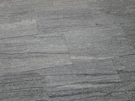 Urban Grey Line granieten platen gelegd in grijs met donkere adering