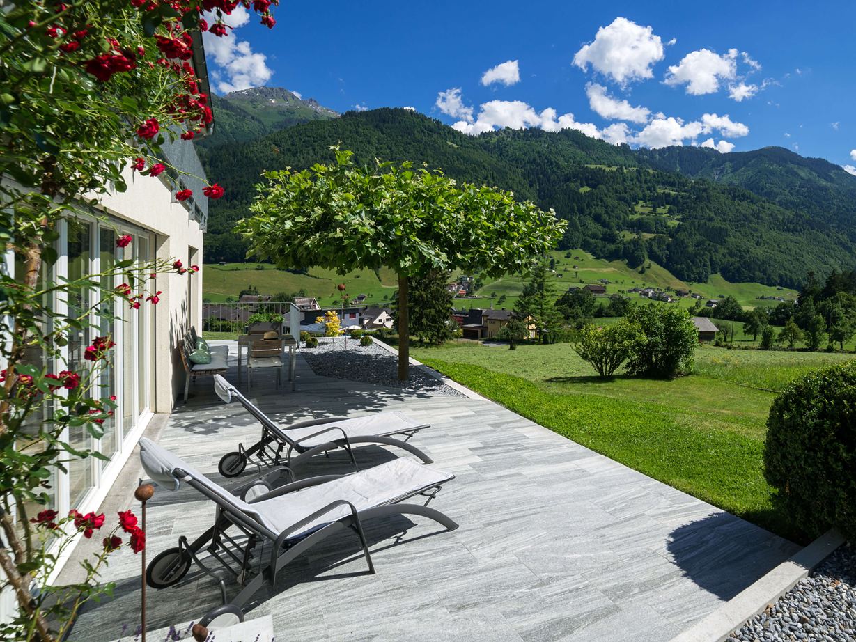 Zwitsers terras met Urban Grey Line granieten platen