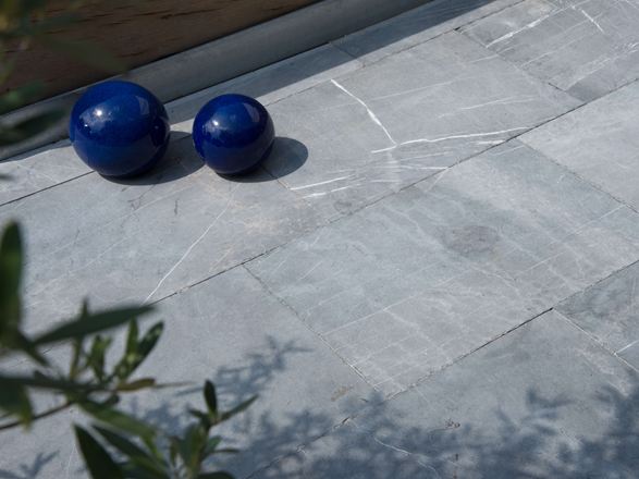 Tuindecoratie op kalksteenplaten hardsteen azuurblauw