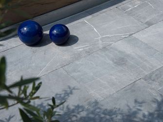 Tuindecoratie op kalksteenplaten hardsteen azuurblauw