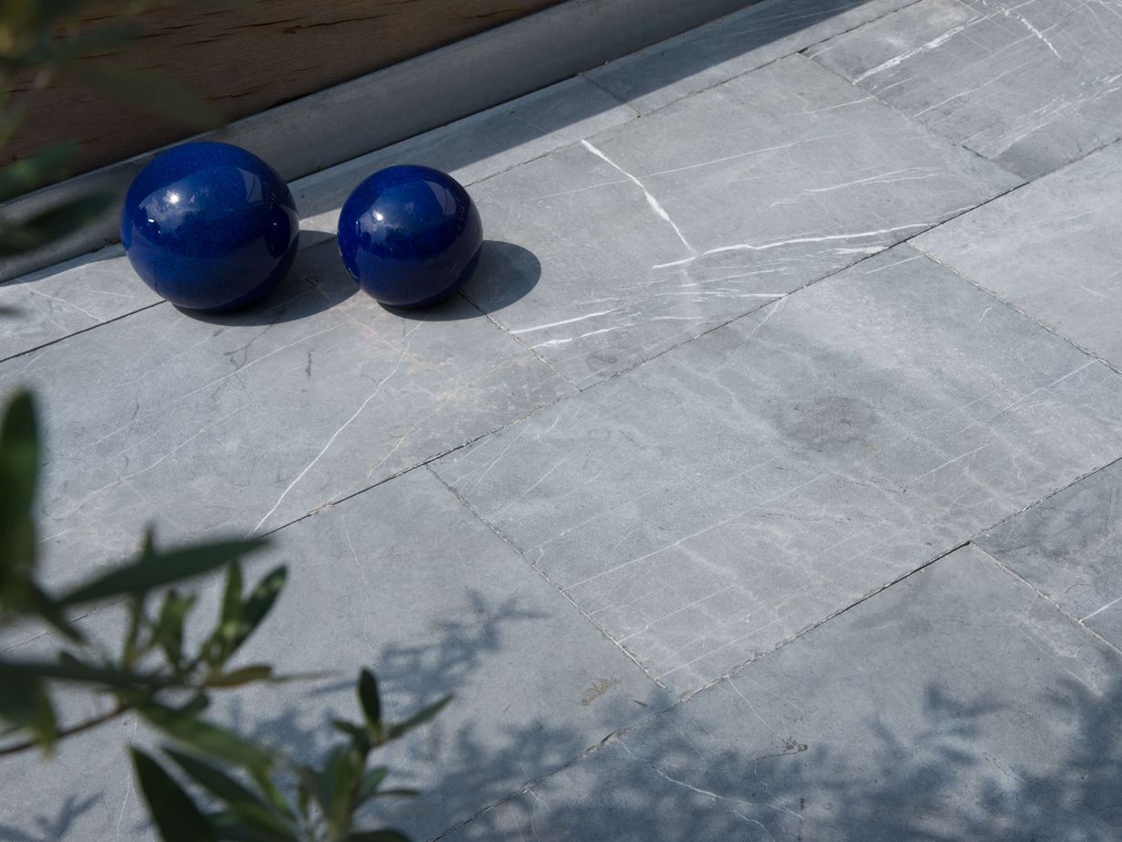 Tuindecoratie op kalksteenplaten hardsteen azuurblauw