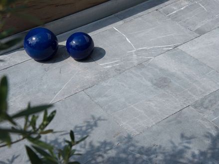 Tuindecoratie op kalksteenplaten hardsteen azuurblauw