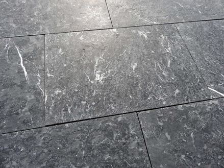 Blauwe hardstenen platen: zijaanzicht