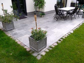 Klantenfoto: Kavalas kwartsiet platen, gezaagd en gespleten, gelegd op terras, zicht op een hoek