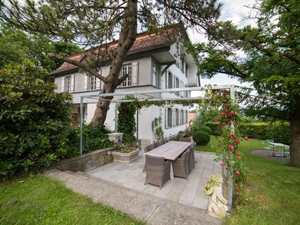 Huis met zandstenen Kandla Grijs terras