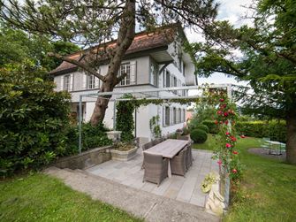 Huis met zandstenen Kandla Grijs terras