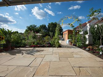 Vanaf het zandstenen terras: uitzicht op de tuin