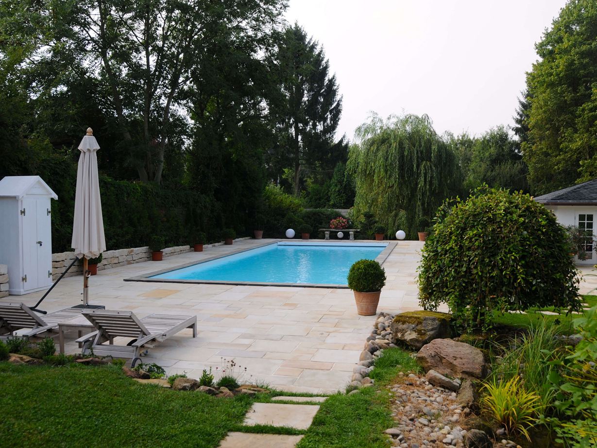 Klantenfoto: platen van gele Mint zandsteen, gelegd als terras en in de zwembadzone