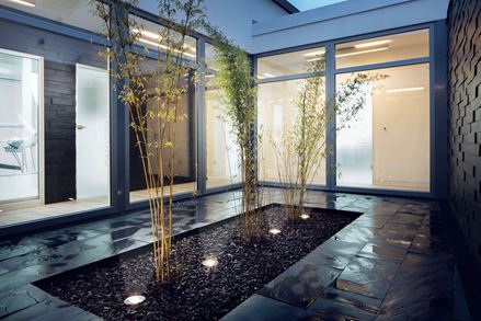 Binnenplaats met zwarte rustieke leisteen