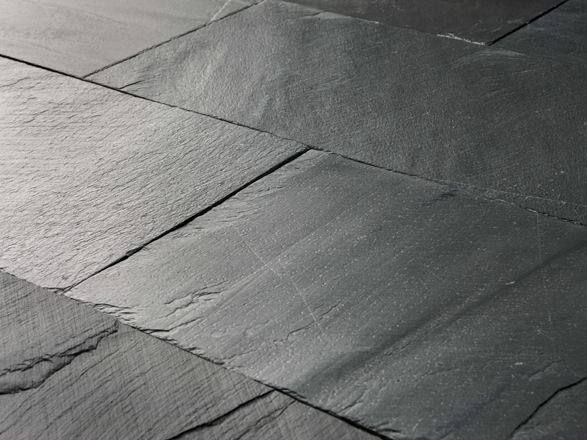 Close-up van geÃ¯nstalleerde Black Rustic leisteenplaat met gespleten oppervlak