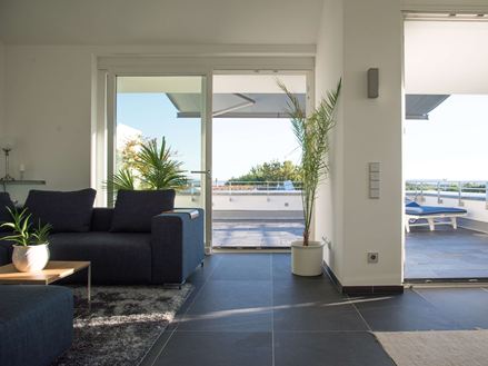 van de woonkamer naar het terras met leisteen