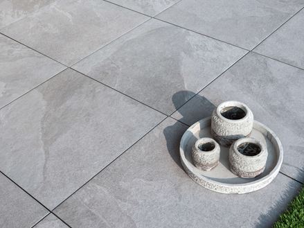 Alpine Grey porcellanato tegels in leisteenlook met decoratieve vazen