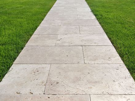 Travertin platen als looppad in de tuin