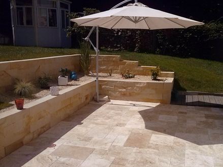 Klantenfoto: Middelhoge RV platen met parasol en stenen muur