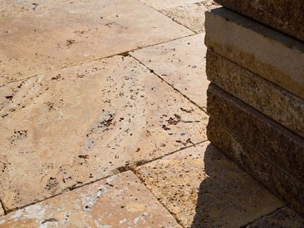 Travertin goud tegen het licht