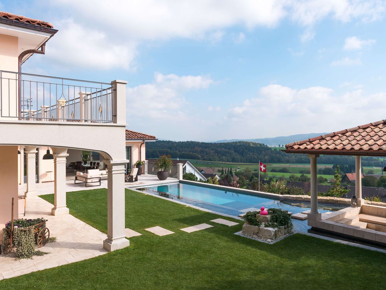 Huis met tuin en terras gemaakt van lichte travertinplaten