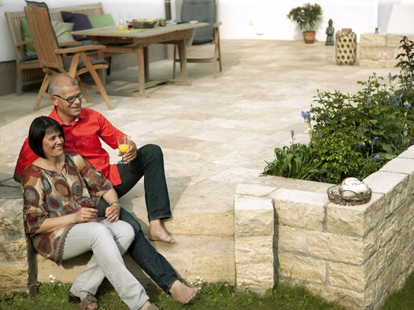 Klantenfoto: Travertin Medium SELECT terras echtpaar op trap