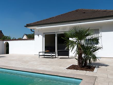 Mediterraan travertin terras met knot en palmboom