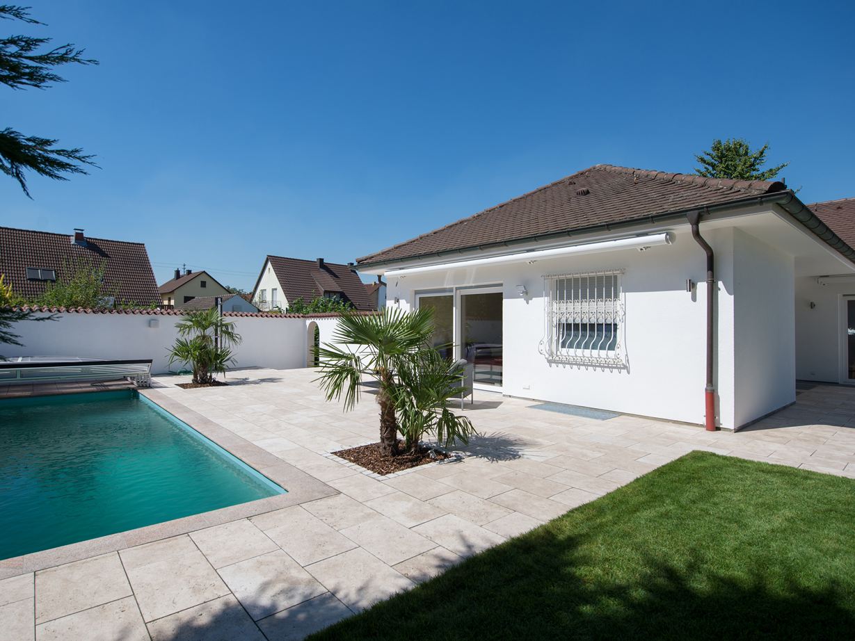 Huis en terras met travertin Medium Line platen