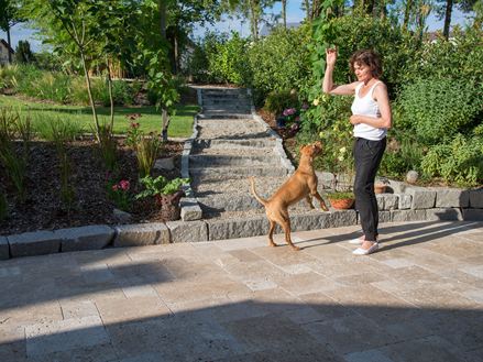 Spelen op het natuurstenen terras is leuk!