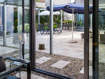 Natuurlijke vitaliteit ontmoet modern terrasontwerp