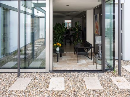 Zicht vanaf het travertin Rustic terras in de stijlvolle serre