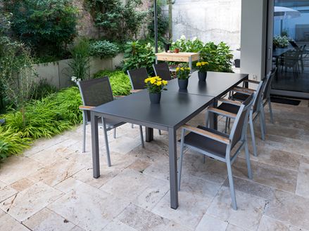 Gezellige eethoek op een prachtige travertijnen vloer