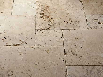 Rustieke travertin platen gelegd in een gemengd verband