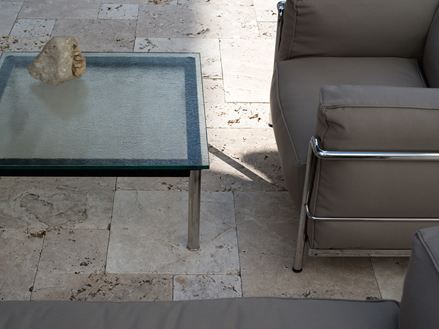 Schaduwspel op een moderne zithoek op prachtig travertin