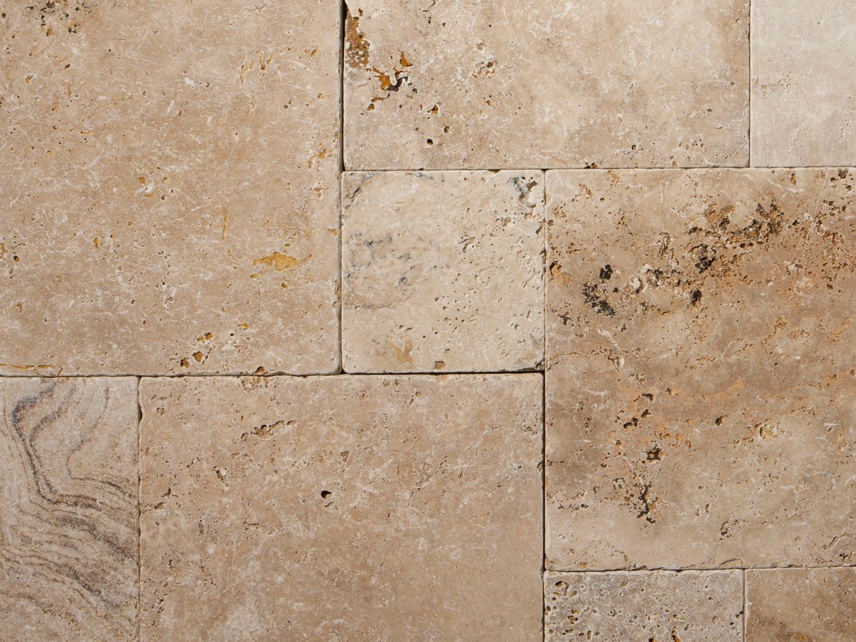 Close-up van rustieke travertinplaat in rustiek verband