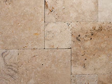 Close-up van rustieke travertinplaat in rustiek verband