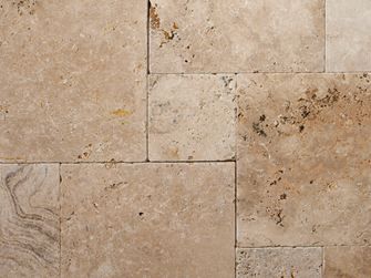 Close-up van rustieke travertinplaat in rustiek verband