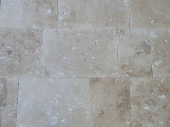 Natuursteentegels kant-en-klaar gelegd als plaatmateriaal