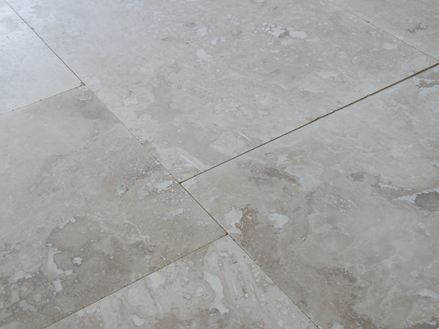 Tegels van natuursteen gelegd in wildverband